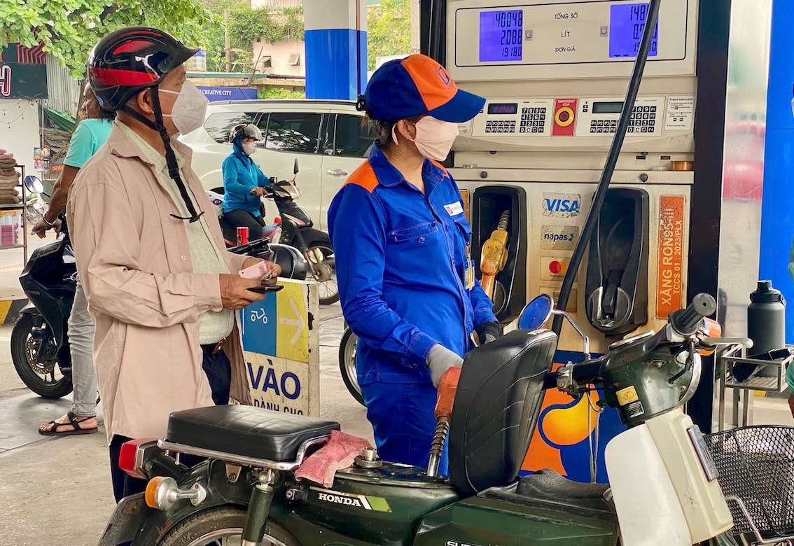 gi&aacute; xăng dầu của Việt Nam hiện đang ở mức thấp hơn so với c&aacute;c nước c&oacute; chung đường bi&ecirc;n giới.