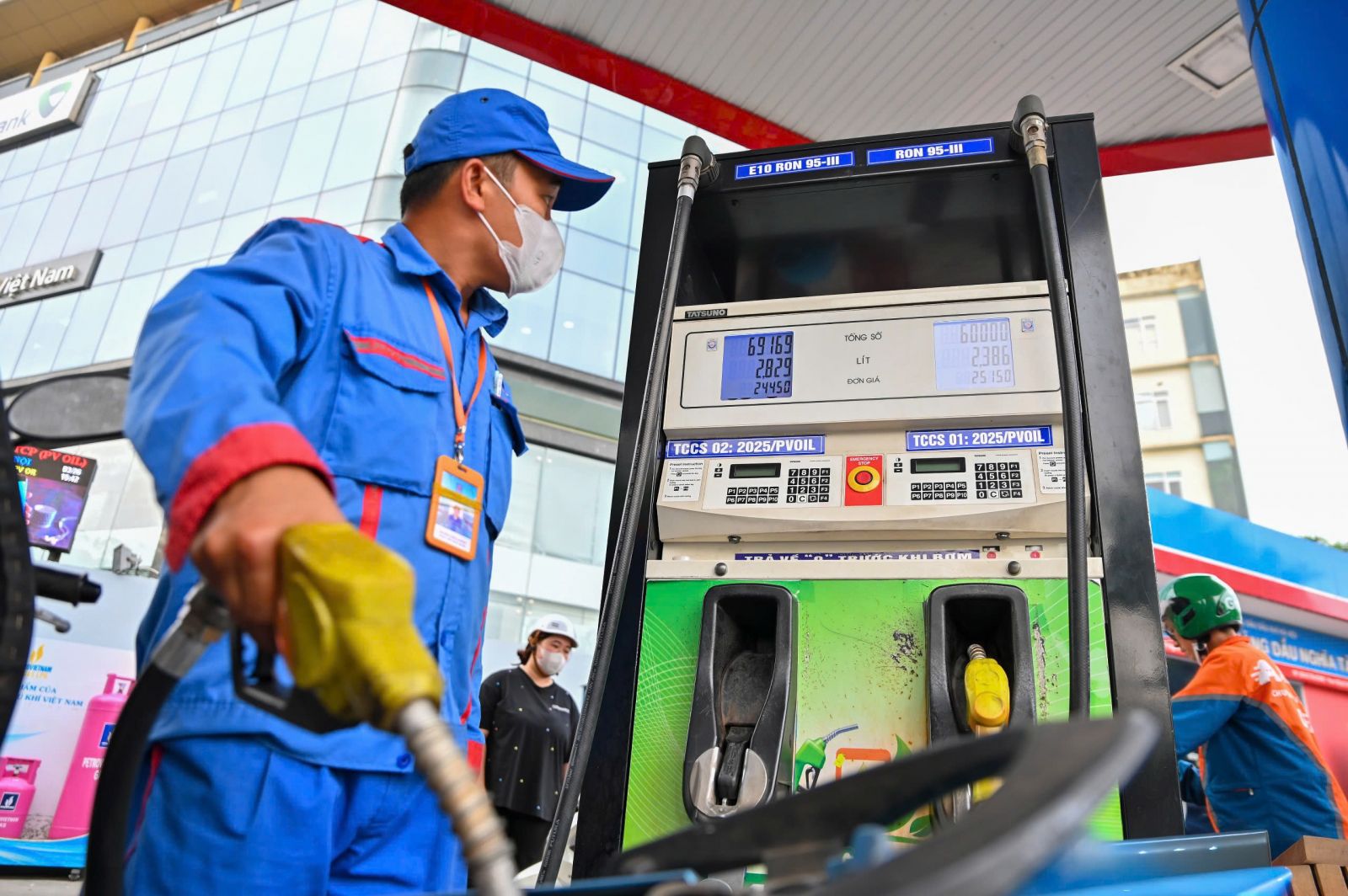 Chi nhập xăng dầu v&agrave; dầu th&ocirc; t&iacute;nh đến 15/5 l&ecirc;n tới 7,55 tỷ USD, tăng th&ecirc;m h&agrave;ng tỷ USD so với c&ugrave;ng kỳ.