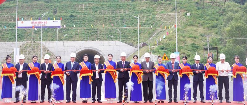 Cắt băng kh&aacute;nh th&agrave;nh cao tốc Quảng Ng&atilde;i-Ho&agrave;i Nhơn