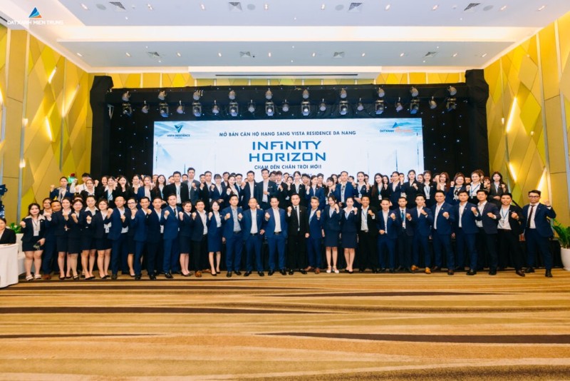 Đất Xanh Miền Trung sở hữu hơn 300 nh&acirc;n sự gi&agrave;u kinh nghiệm, c&ugrave;ng hệ thống kinh doanh quy m&ocirc; gồm Khối Kinh doanh trụ sở, 2 c&ocirc;ng ty th&agrave;nh vi&ecirc;n v&agrave; c&aacute;c đại l&yacute; chiến lược khắp cả nước khẳng định vị thế đơn vị ph&acirc;n phối bất động sản h&agrave;ng đầu khu vực miền Trung suốt gần một thập kỷ.