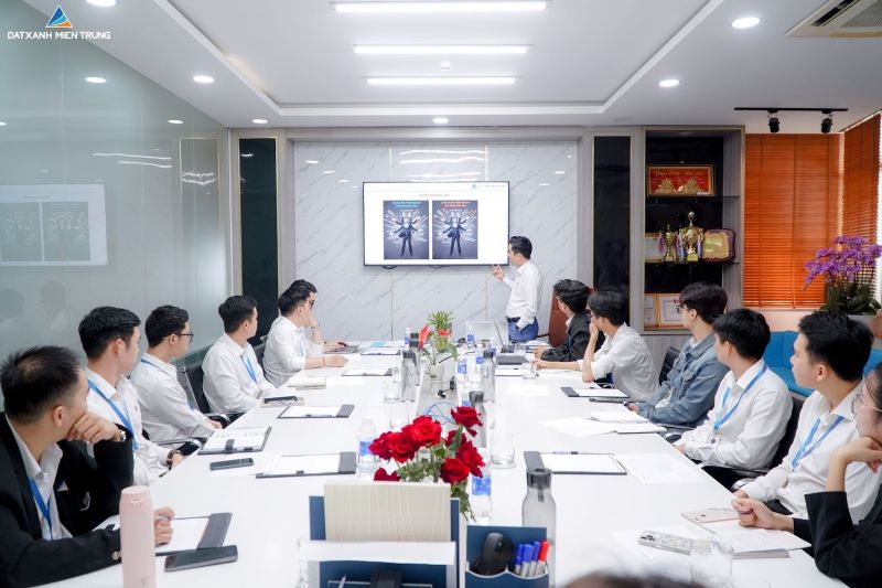 Khóa đào tạo tân tuyển do lãnh đạo Đất Xanh Miền Trung trực tiếp giảng dạy, nhân sự mới nhận chứng nhận sau khóa học