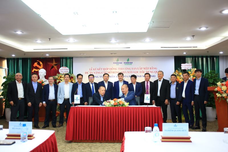 nh&agrave; thầu v&agrave; Chủ đầu tư k&yacute; kết Hợp đồng thi c&ocirc;ng g&oacute;i san lấp mặt bằng Dự &aacute;n n&acirc;ng cấp mở rộng Nh&agrave; m&aacute;y lọc dầu Dung Quất