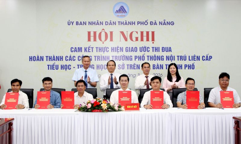 Đại diện Chủ đầu tư, nh&agrave; thầu v&agrave; địa phương c&oacute; Dự &aacute;n c&ugrave;ng k&yacute; cam kết ho&agrave;n th&agrave;nh 6 Trường hoc li&ecirc;n cấp khu vực bi&ecirc;n giới trước 30/8/2026