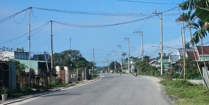 Quốc lộ 14E chưa được b&agrave;n giao mặt bằng dứt điểm n&ecirc;n c&oacute; những đoạn đ&atilde; thảm b&ecirc; t&ocirc;ng nhựa, c&oacute; những đoạn vẫn đang chờ mặt bằng