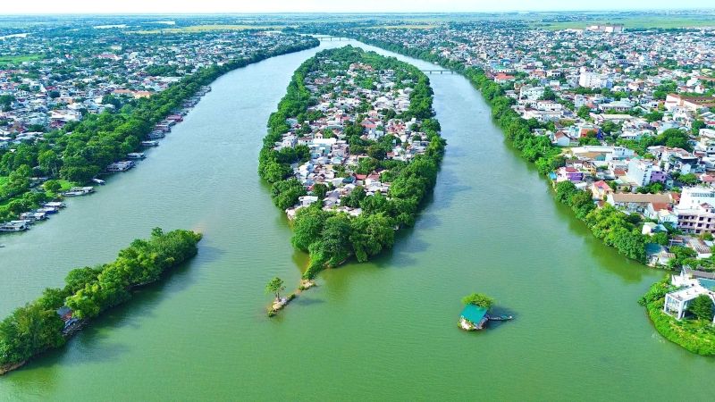 Cồn Hến ở giữa chia s&ocirc;ng Hương l&agrave;m hai nh&aacute;nh