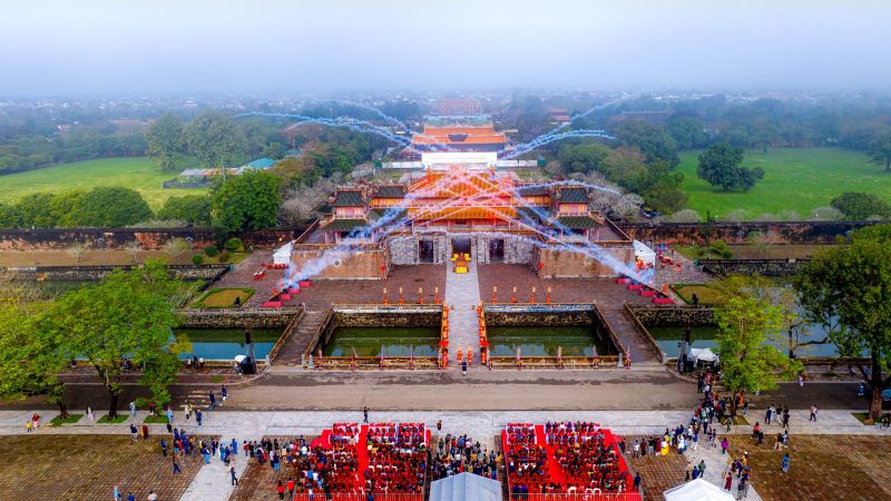 Sở hữu di sản văn h&oacute;a lịch sử đa dạng, phong ph&uacute; v&agrave; c&oacute; chiều s&acirc;u, Huế đang khai th&aacute;c thế mạnh từ du lịch th&agrave;nh hạt nh&acirc;n tăng trưởng