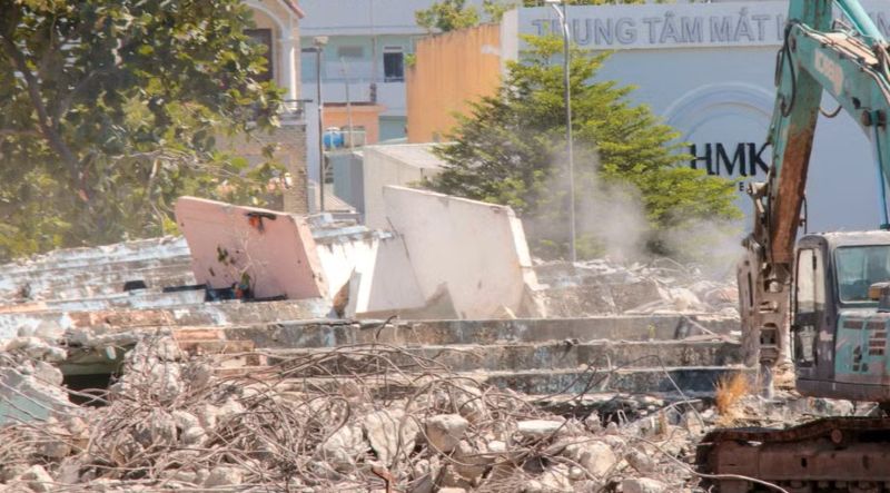 T&agrave;i sản tr&ecirc;n đất tại s&acirc;n vận động Chi Lăng đang được th&aacute;o dọn để b&agrave;n giao mặt bằng nếu c&oacute; người tr&uacute;ng đấu gi&aacute;