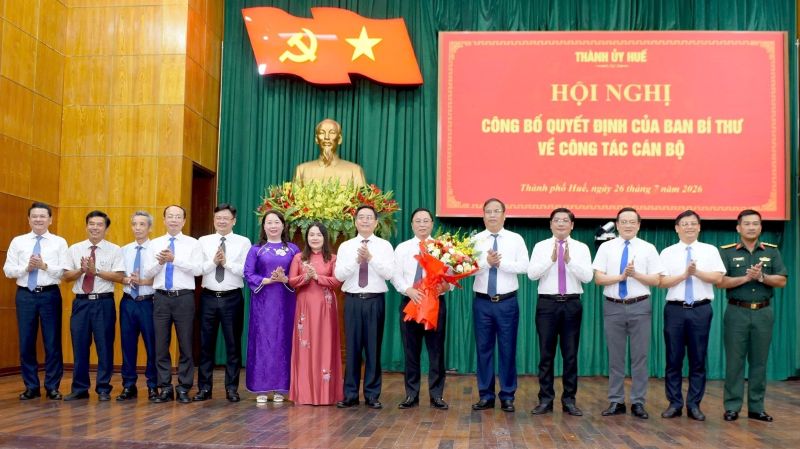 Lãnh đạo Thành ủy, UBND, UBMTTQ Việt Nam và đại biểu TP. Huế chúc mừng ông Lê Trí Thanh. Ảnh Lê Thọ