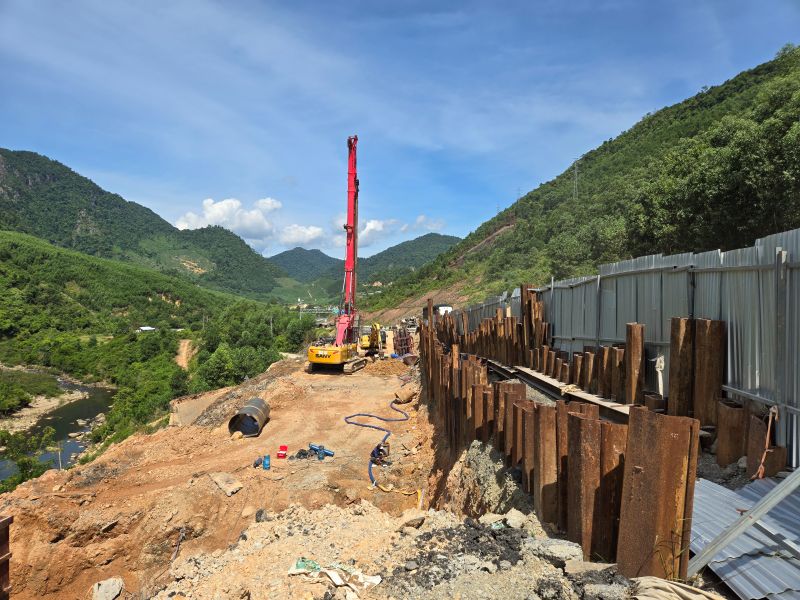 Phía taluy âm hạng mục cầu cạn Km50+700 mới thi công được 7/19 cọc khoan nhồi. Ảnh Hà Minh