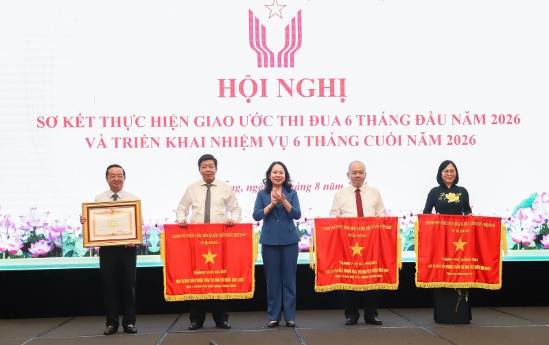 Chính phủ tặng Cờ thi đua cho 3 tập thể và Thủ tướng Chính phủ tặng Bằng khen cho 1 tập thể.