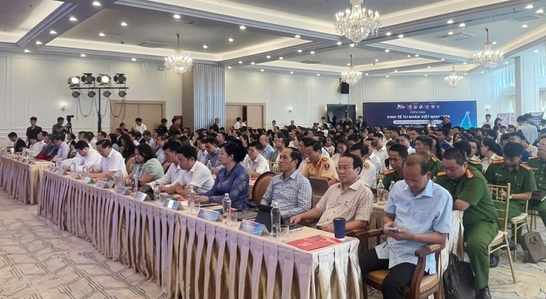 Diễn đàn thu hút hơn 300 đại biểu quan tâm. Ảnh Nhân Văn