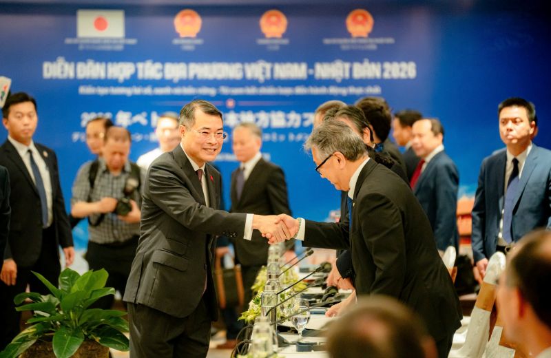 Thủ tướng L&ecirc; Minh Hưng ch&agrave;o đ&oacute;n đo&agrave;n đại biểu Nhật Bản tại Diễn đ&agrave;n. Ảnh L&ecirc; Ho&agrave;ng