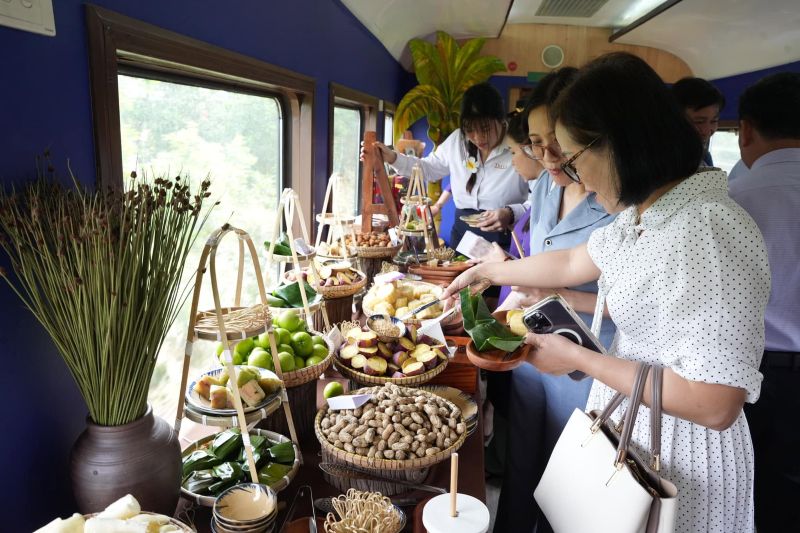 Và ẩm thực trên tàu du lịch Huế-Đà Nẵng