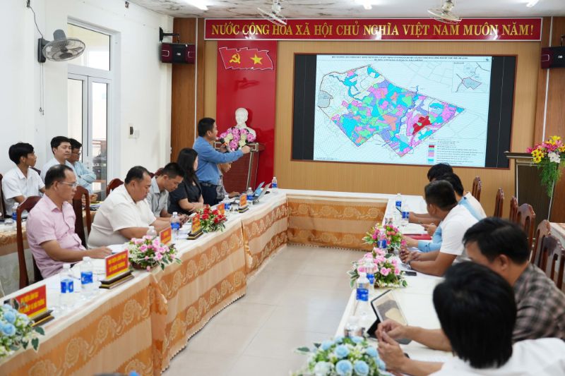 L&atilde;nh đạo TP. Huế nghe b&aacute;o c&aacute;o tiến độ GPMB Dự &aacute;n VSIP Huế