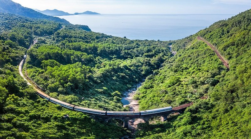 Tàu lửa vượt cung đường đèo Hải Vân là địa giới hành chính giữa Huế-Đà Nẵng