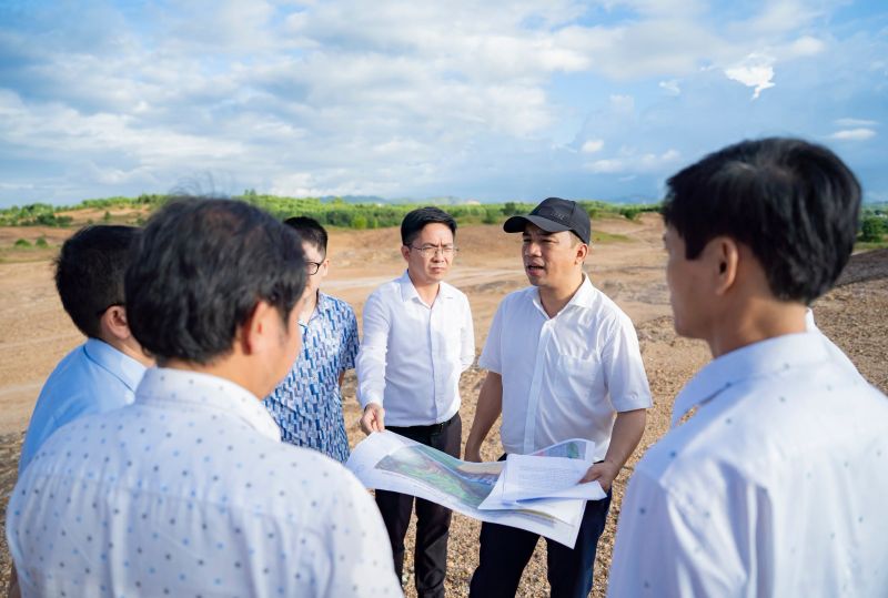 Ph&oacute; Chủ tịch UBND th&agrave;nh phố Huễ, &ocirc;ng Trần Hữu Th&ugrave;y Giang kiểm tra tiến độ, đốc th&uacute;c giải ng&acirc;n vốn đầu tư tại c&aacute;c dự &aacute;n tr&ecirc;n địa b&agrave;n th&agrave;nh phố Huế