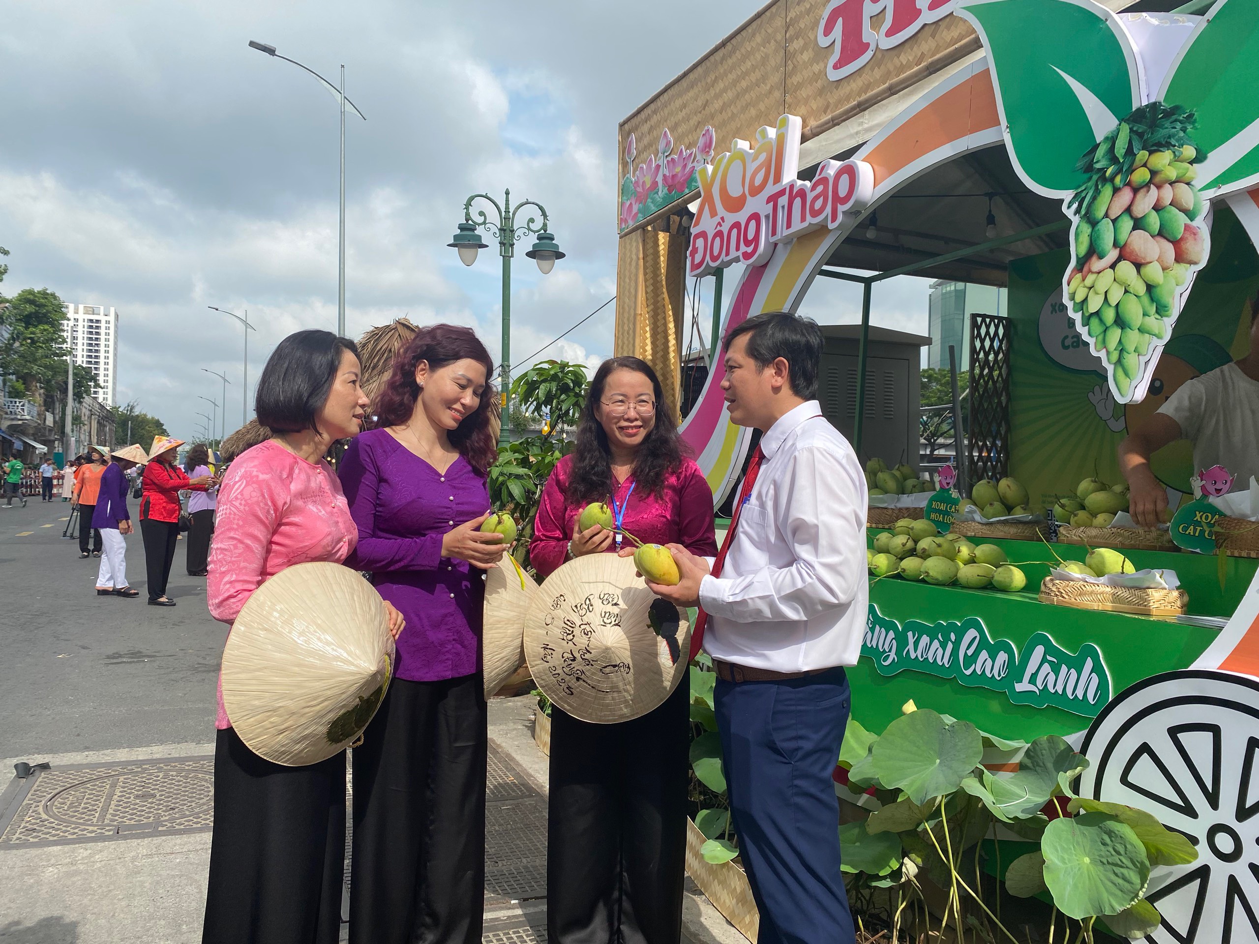 Ông Nguyễn Phước Cường, Phó chủ tịch UBND tỉnh Đồng Tháp chia sẻ: “Thông qua sự kiện này, thành phố Cao Lãnh hy vọng bà con và du khách sẽ có trải nghiệm trực tiếp cũng như đánh giá hương vị trái xoài qua các gian hàng. Đây cũng là một trong những dịp giúp tỉnh Đồng Tháp tiếp cận và quảng bá sản phẩm đặc sản của vùng miền.”