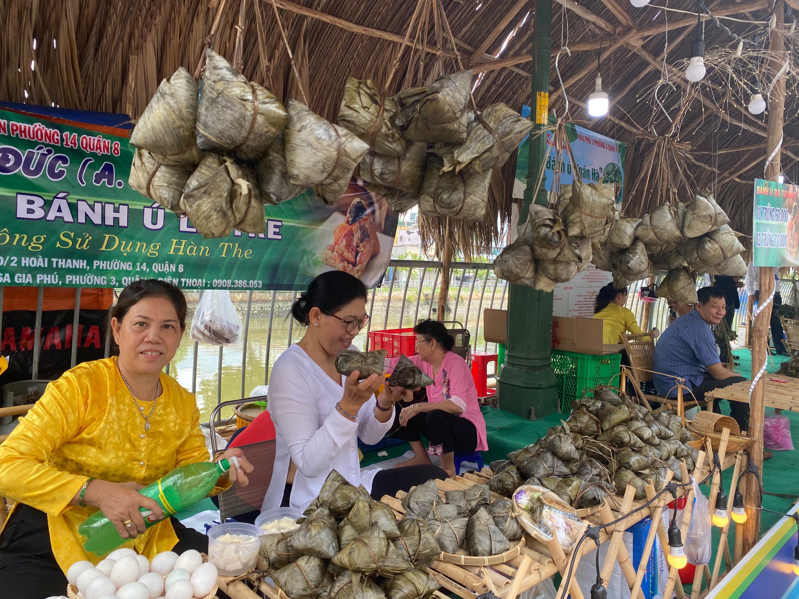 Ngoài ra, gian hàng nhà lá được trang trí thẩm mỹ gắn liền với miền Tây sông nước và đi kèm với hàng loạt hoạt động trải nghiệm như: Gói nấu bánh ú lá Tre, bánh Bá trạng; gian hàng ẩm thực, giới thiệu các sản phẩm được chế biến từ các loại trái cây, bánh dân gian truyền thống Nam bộ; hoạt động xếp lá dừa nghệ thuật quý du khách tham quan có thể trở về tuổi thơ gắn bó bên ruộng đồng, sông nước…