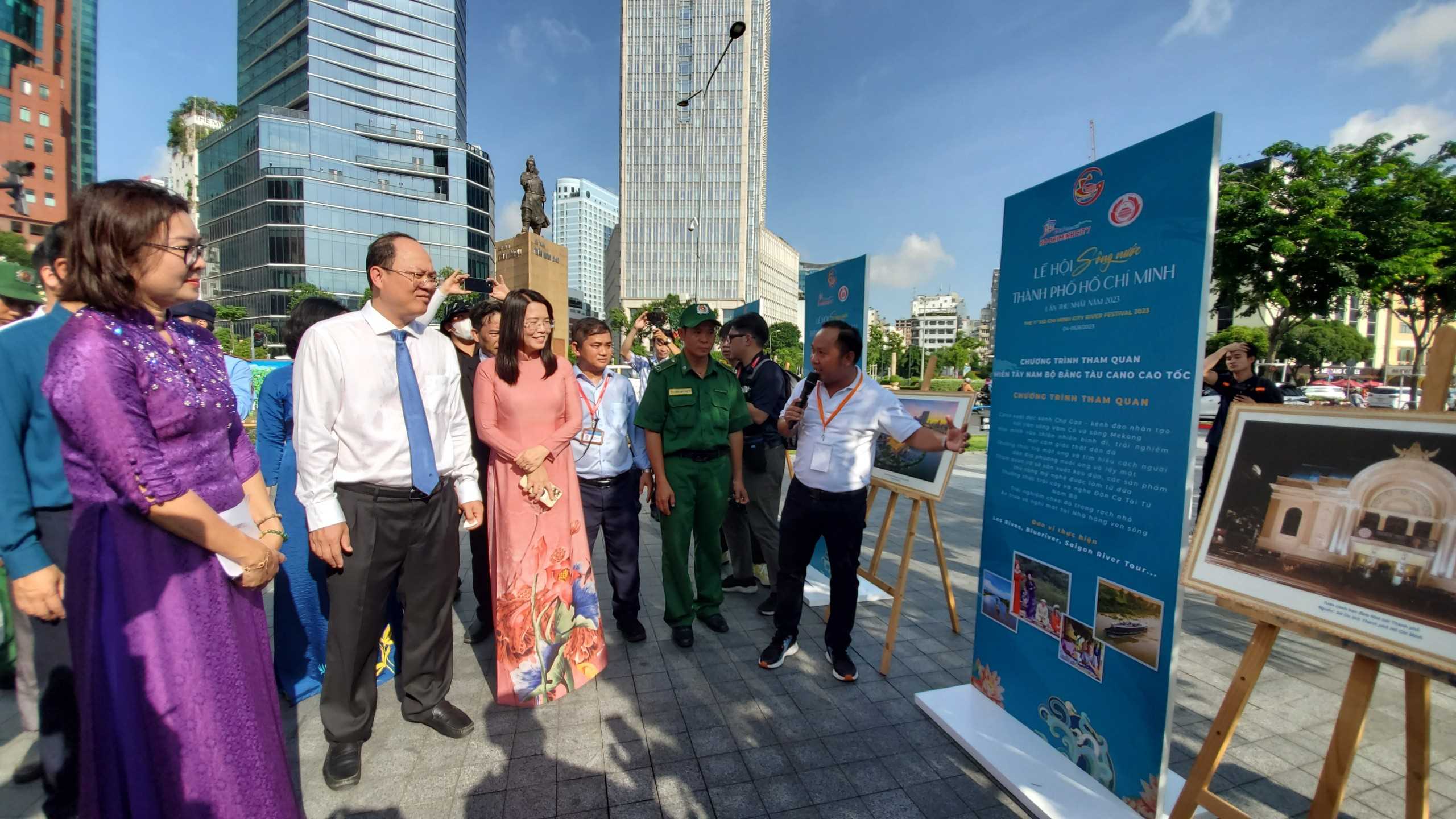 Đến với Lễ hội, người dân và du khách có thể trải nghiệm các chương trình du lịch đường thủy;