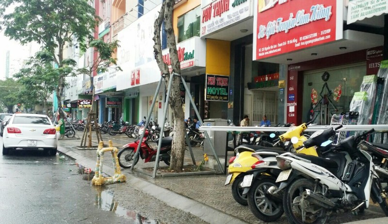 Nhiều chủ nhà mặt tiền ở các tuyến phố Đà Nẵng dùng vật ngăn cản, không cho tài xế đỗ xe. 