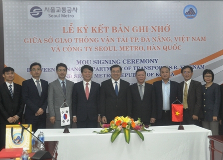 Lãnh đạo thành phố Đà Nẵng chứng kiến lễ ký kết biên bản ghi nhớ giữa Sở Giao thông Vận tải thành phố Đà Nẵng và Công ty Seoul Metro Hàn Quốc.