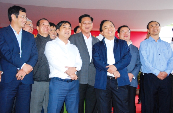 Ông Hồ Minh Hoàng - Tổng giám đốc Công ty cổ phần Đèo Cả báo cáo với Thủ tướng Chính Phủ về Dự án.