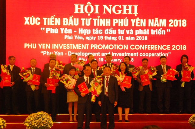 Ông Hoàng Văn Trà- Chủ tịch UBND tỉnh Phú Yên trao giấy chứng nhận đầu tư cho các doanh nghiệp.