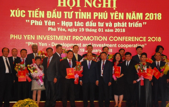 Thủ tướng Chính phủ Nguyễn Xuân Phúc chứng kiến việc UBND tỉnh Phú Yên trao giấy chứng nhận đầu tư cho các doanh nghiệp.