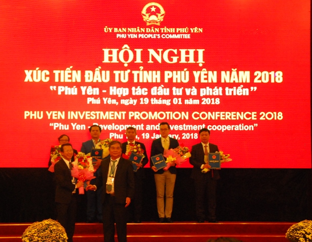 Ông Nguyễn Chí Hiến, Phó Chủ tịch UBND tỉnh Phú Yên trao Thông báo của UBND Tỉnh cho phép tiếp cận, khảo sát, nghiên cứu đầu tư cho một số nhà đầu tư. 