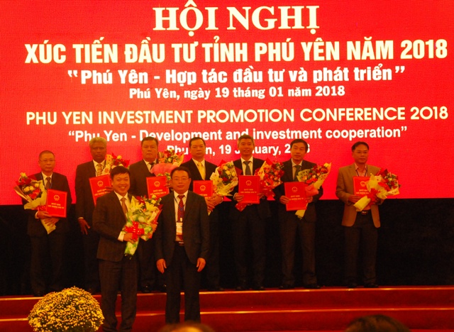 Ông Hoàng Văn Trà- Chủ tịch UBND tỉnh Phú Yên trao giấy chứng nhận đầu tư cho các doanh nghiệp tại Hội nghi xúc tiến đầu tư.
