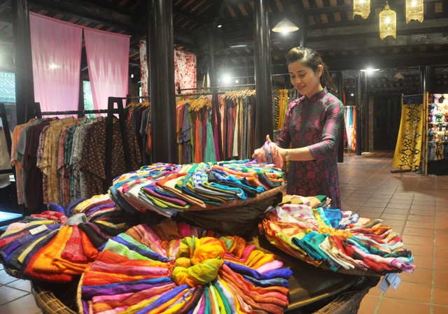 Những sản phẩm tơ lụa được trưng bày và giới thiệu với du khách tại Làng lụa Hội An.