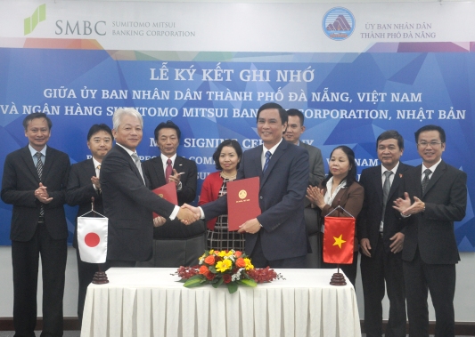 Phó chủ tịch UBND thành phố Đà Nẵng Trần Văn Miên và ông Ryuji Nishisaki ký kết bản ghi nhớ hợp tác.