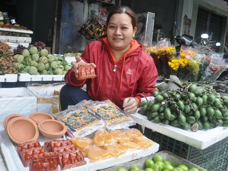 Tượng ông Táo được bày bán tại một chợ ở thành phố Đà Nẵng trước ngày 23 tháng Chạp. 