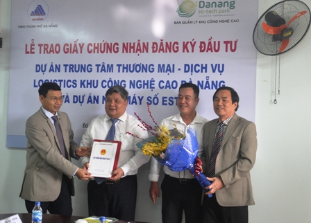 Ông Hồ Kỳ Minh - Phó chủ tịch UBND thành phố Đà Nẵng trao giấy chứng nhận đầu tư cho Công ty Cổ phần Logistics Công nghệ cao Đông Nam Á.