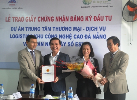 Lãnh đạo thành phố Đà Nẵng trao giấy chứng nhận đầu tư cho Công ty TNHH Kỹ thuật Công nghệ điện tự động Biển Đông.