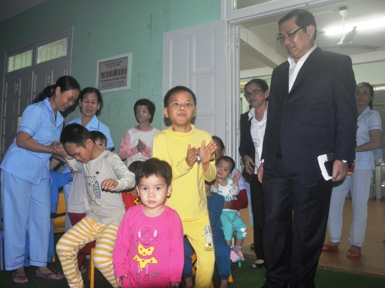 Ông Huỳnh Đức Thơ thăm các em nhỏ tại Trung tâm nuôi trẻ mồ côi.
