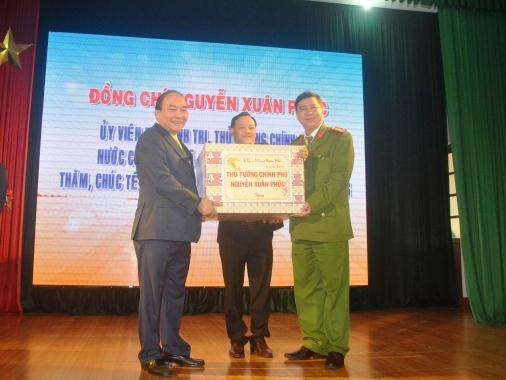 Thủ tướng Chính phủ Nguyễn Xuân Phúc tặng quà Tết các các lực lượng vũ trang thành phố Đà Nẵng. 