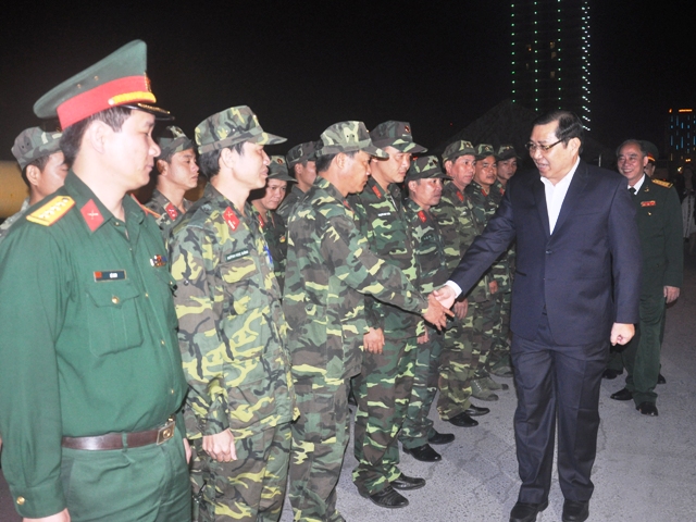 Ông Huỳnh Đức Thơ động viên các chiến sĩ của lực lượng Bộ Chỉ huy Quân sự thành phố Đà Nẵng.