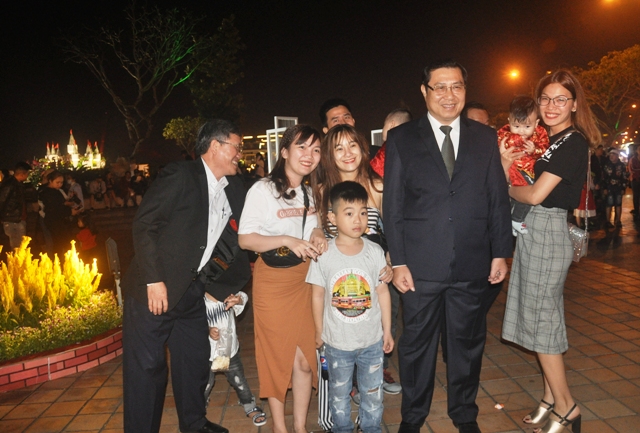 Người dân bất ngờ khi thấy ông Huỳnh Đức Thơ - Chủ tịch UBND thành phố Đà Nẵng đi ngắm đường hoa.