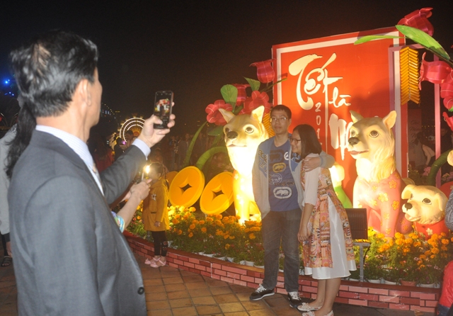 Người dân Đà Nẵng chụp hình lưu niệm tại đường hoa xuân.