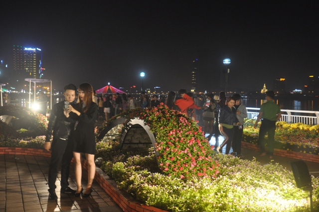 Người dân thành phố Đà Nẵng thích thú ngắm đường hoa trong đêm giao thừa.
