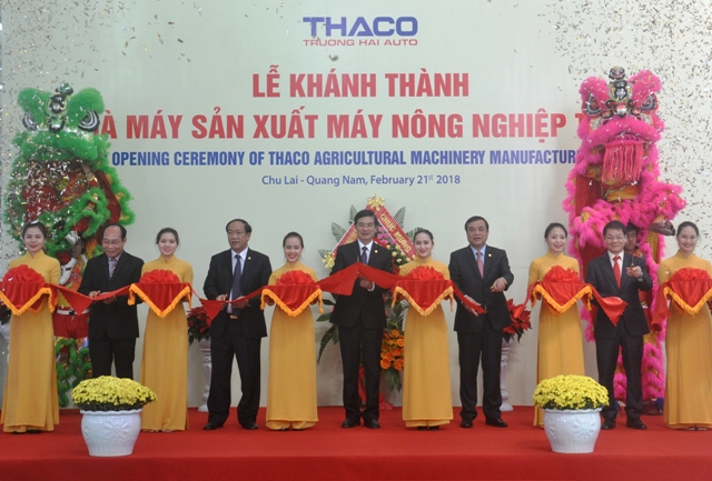 Các đại biểu cắt băng khánh thành Nhà máy sản xuất máy nông nghiệp của Thaco.