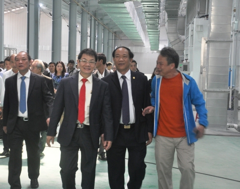 Ông Trần Bá Dương (thứ hai từ trái sang) giới thiệu với khách tham quan dây chuyền sản xuất ô tô của Công ty.