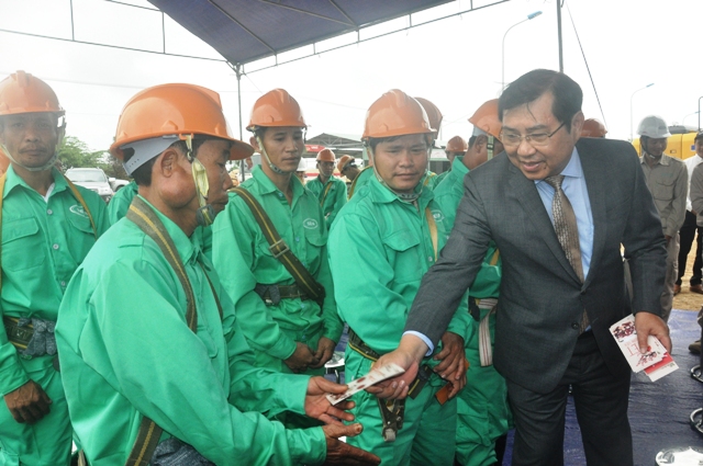 Chủ tịch UBND thành phố Đà Nẵng lì xì năm mới cho các công nhân thi công Dự án nâng cấp Trạm xử lý nước thải Hòa Xuân. 