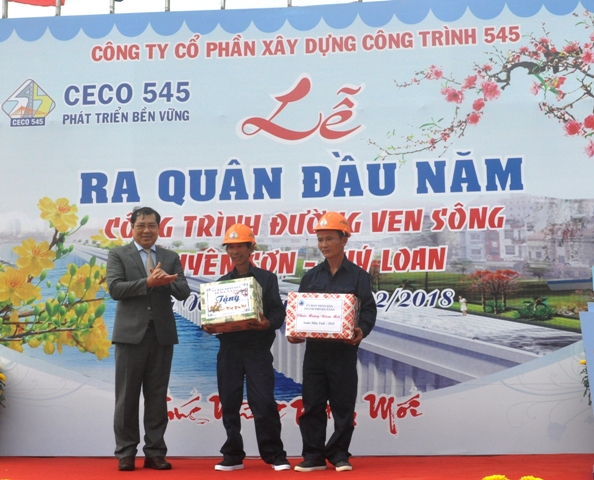Ông Huỳnh Đức Thơ tặng quà cho các công nhân xây dựng Dự án đường ven sông Tuyên Sơn - Túy Loan.