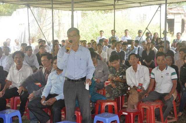 Ông Phan Nhạn bức xúc phản ánh tình trạng ô nhiễm do hai nhà máy thép gây ra.