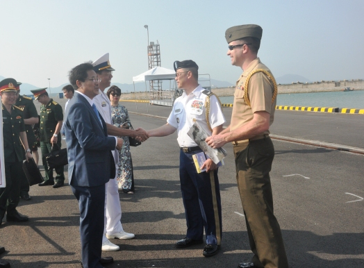 Thuỷ thủ đoàn tàu hải quân Mỹ trò chuyện với đại diện lãnh đạo thành phố Đà Nẵng.