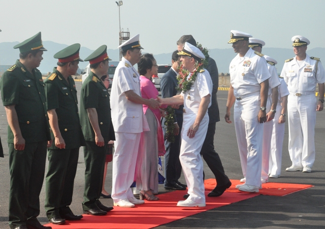 Đại diện lãnh đạo thành phố Đà Nẵng đón tiếp đoàn tàu sân bay Hoa Kỳ đến thăm thành phố. 