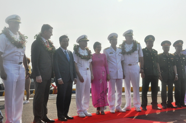 Đại diện lãnh đạo thành phố Đà Nẵng cùng đoàn hải quân Hoa Kỳ chụp ảnh lưu niệm tại lễ đón tiếp. 