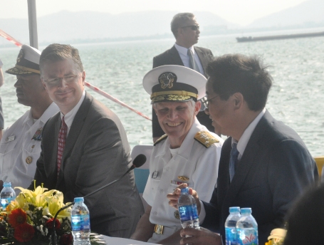 Đại sứ Hoa Kỳ tại Việt Nam ông Daniel Kritenbrink, ông Phil Sawyer- Tư lệnh Hạm đội Thái Bình Dương và ông Lâm Quang Minh trong buổi họp báo sau lễ đón tiếp. 